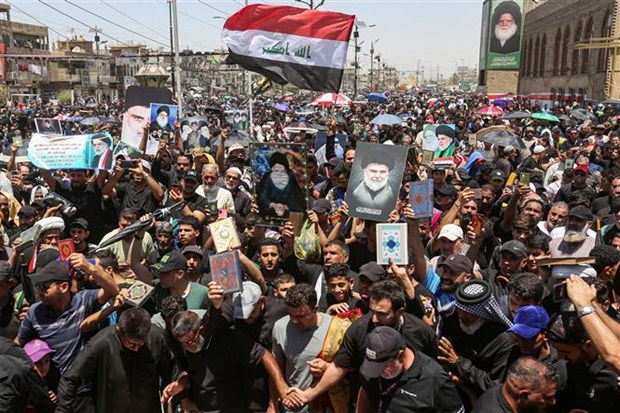 Biểu tình tại Sadr City, ngoại ô Baghdad (Iraq), ngày 21/7/2023, phản đối hành vi đốt kinh Koran ở Đan Mạch. (Ảnh: AFP/TTXVN)

