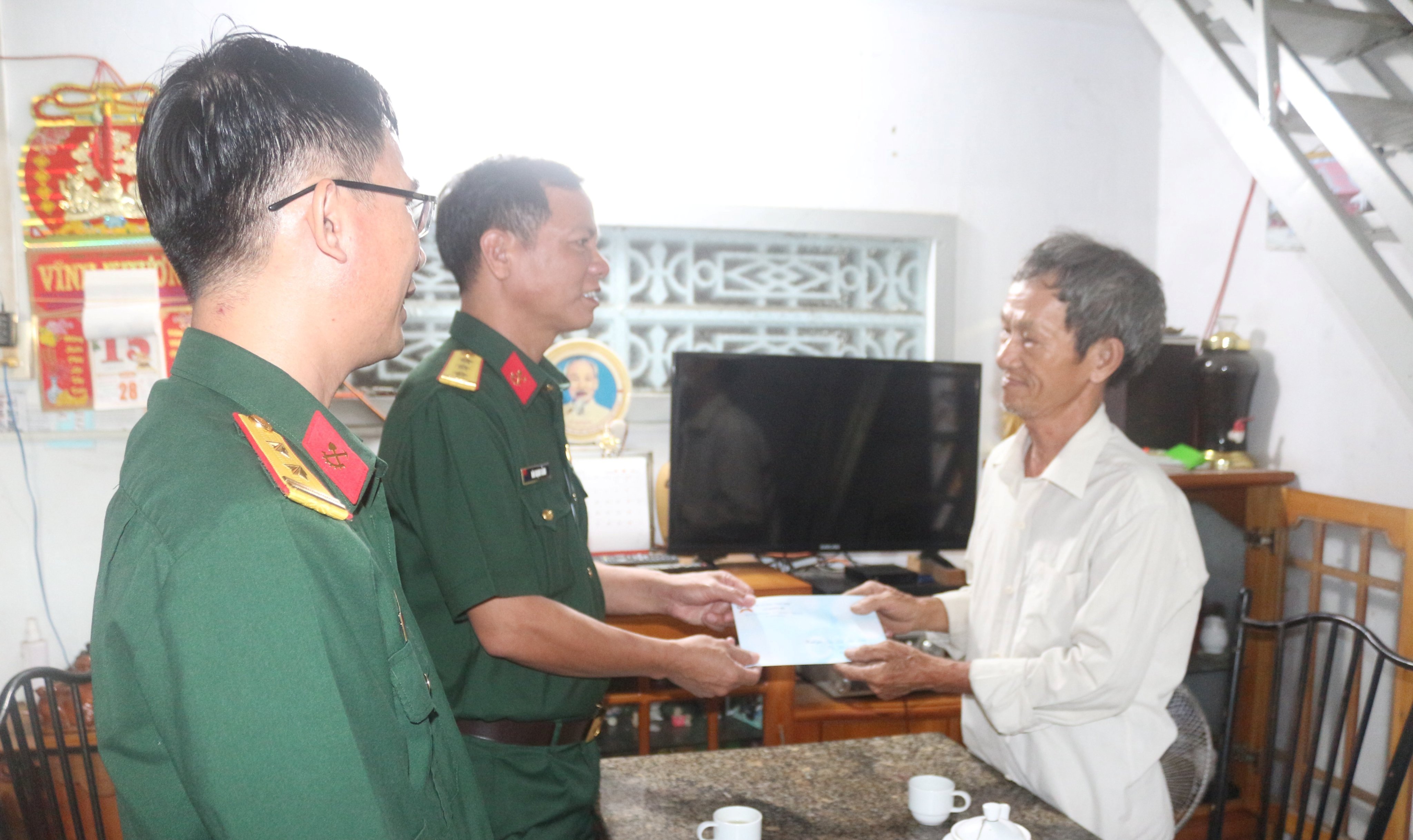 Lữ đoàn Công binh 293 thăm, tặng quà các gia đình chính sách