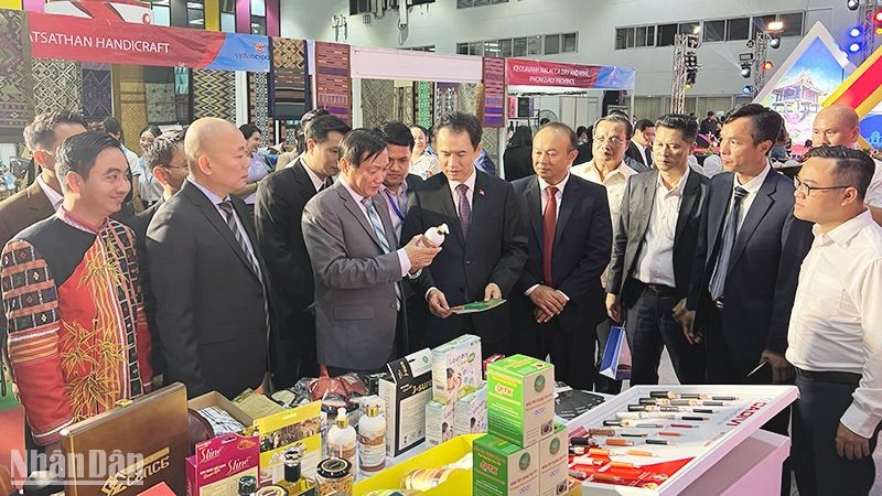 Hội chợ thương mại Việt-Lào năm 2023 quy tụ hàng trăm doanh nghiệp hai nước