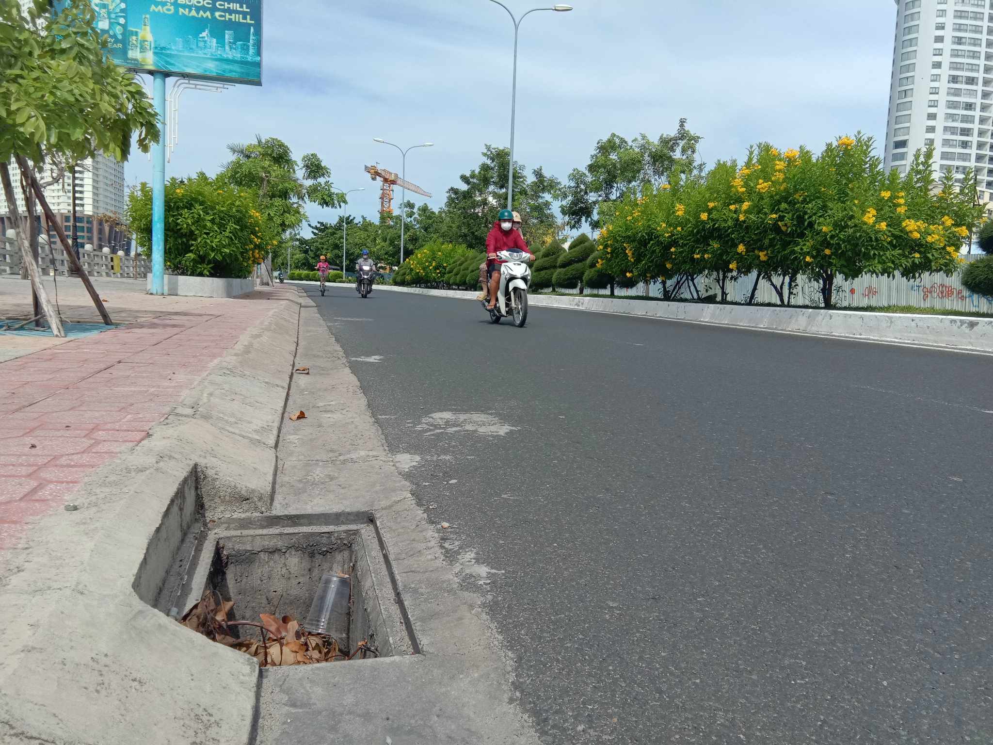 Hố ga không có nắp chắn rác