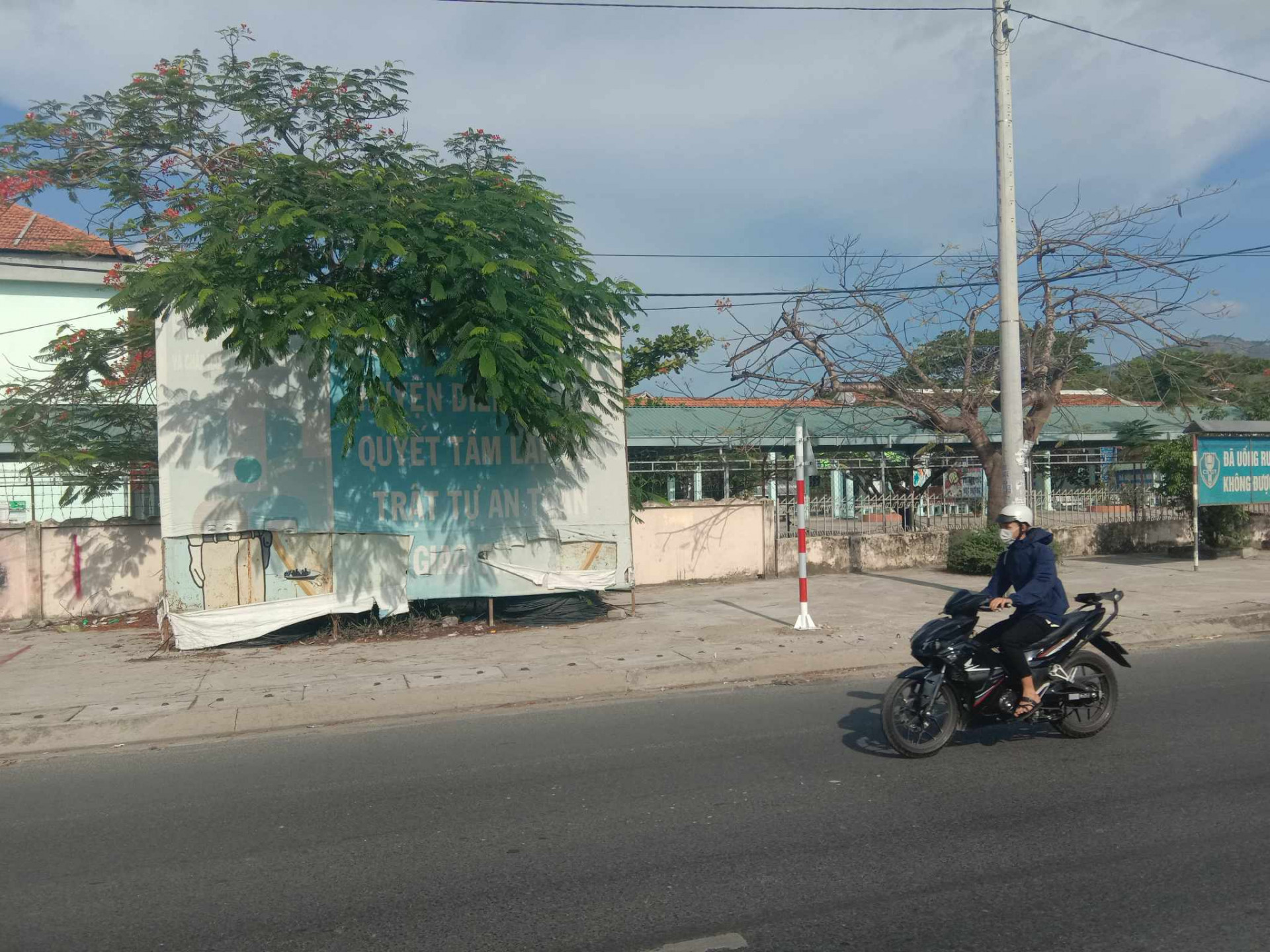 Cần làm mới pa nô tuyên truyền. 