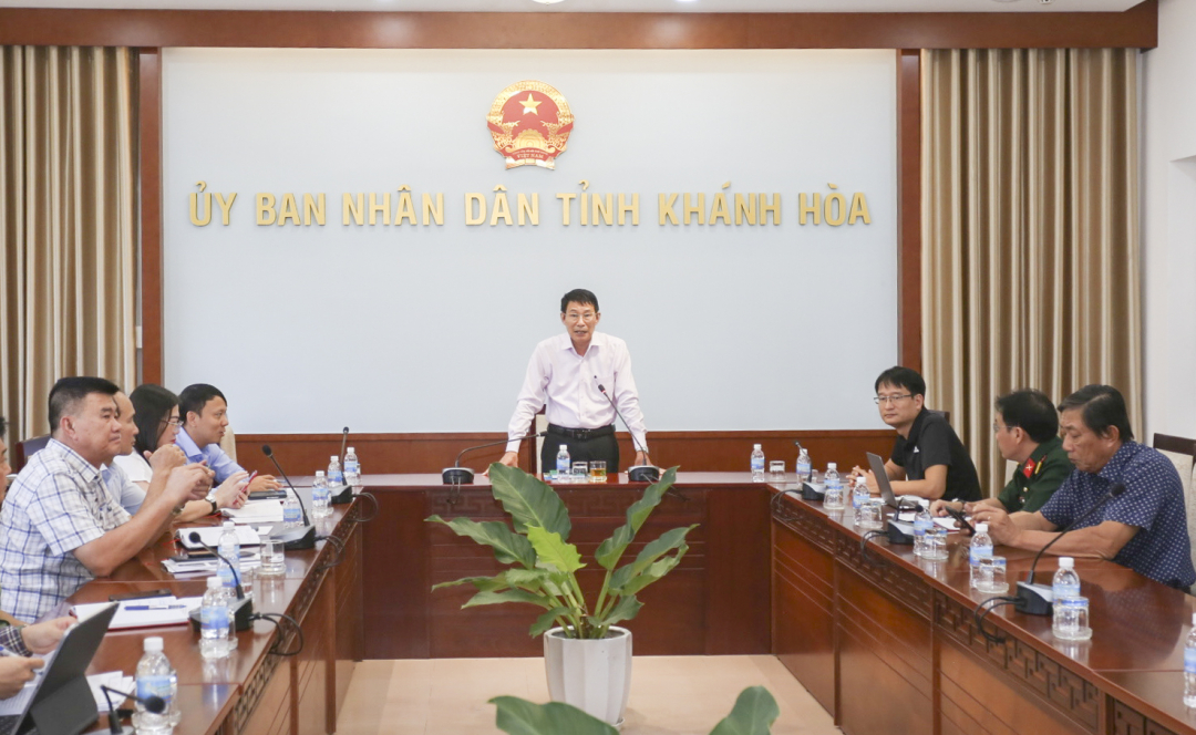 Dinh Van Thieu chairs the meeting

