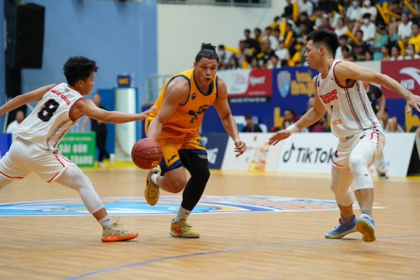 Nha Trang Dolphins players (middle) playing excellently at home court

