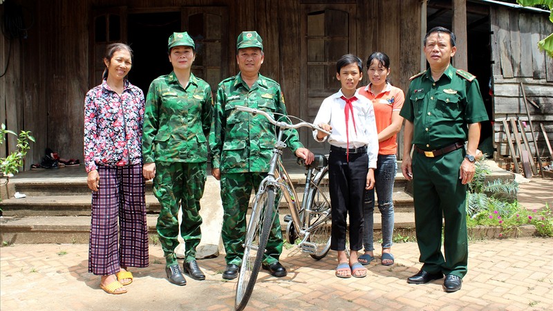 Bộ đội Biên phòng tỉnh Ðắk Lắk trao xe đạp tặng học sinh nghèo.
