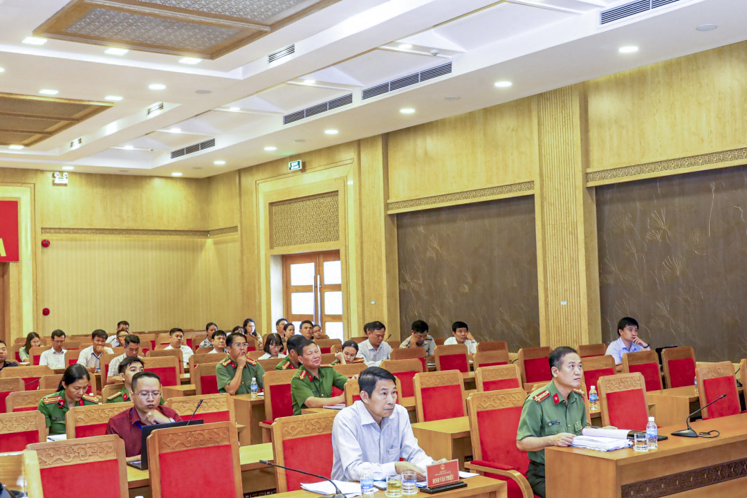 Ông Đinh Văn Thiệu tham dự hội nghị tại điểm cầu tỉnh Khánh Hòa.