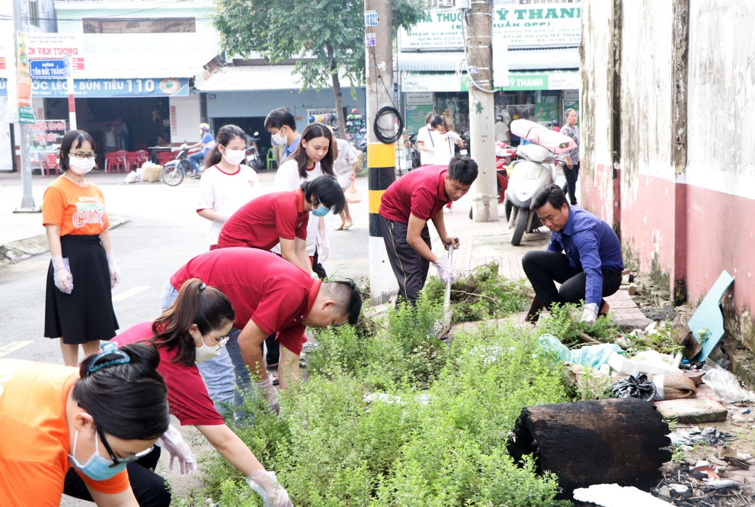 iSchool phối hợp cùng địa phương thực hiện hoạt động vệ sinh môi trường sống.

