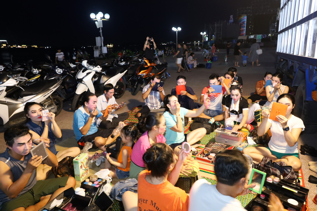 Artists of Khanh Hoa Provincial Traditional Arts Theater preparing for a show

