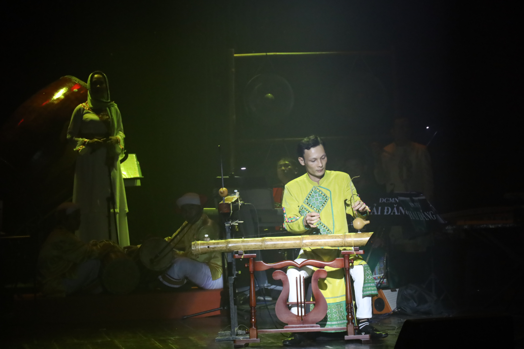 Artists Van Tan of Hai Dang Song and Dance Troupe performing a performance about Ponagar Temple

