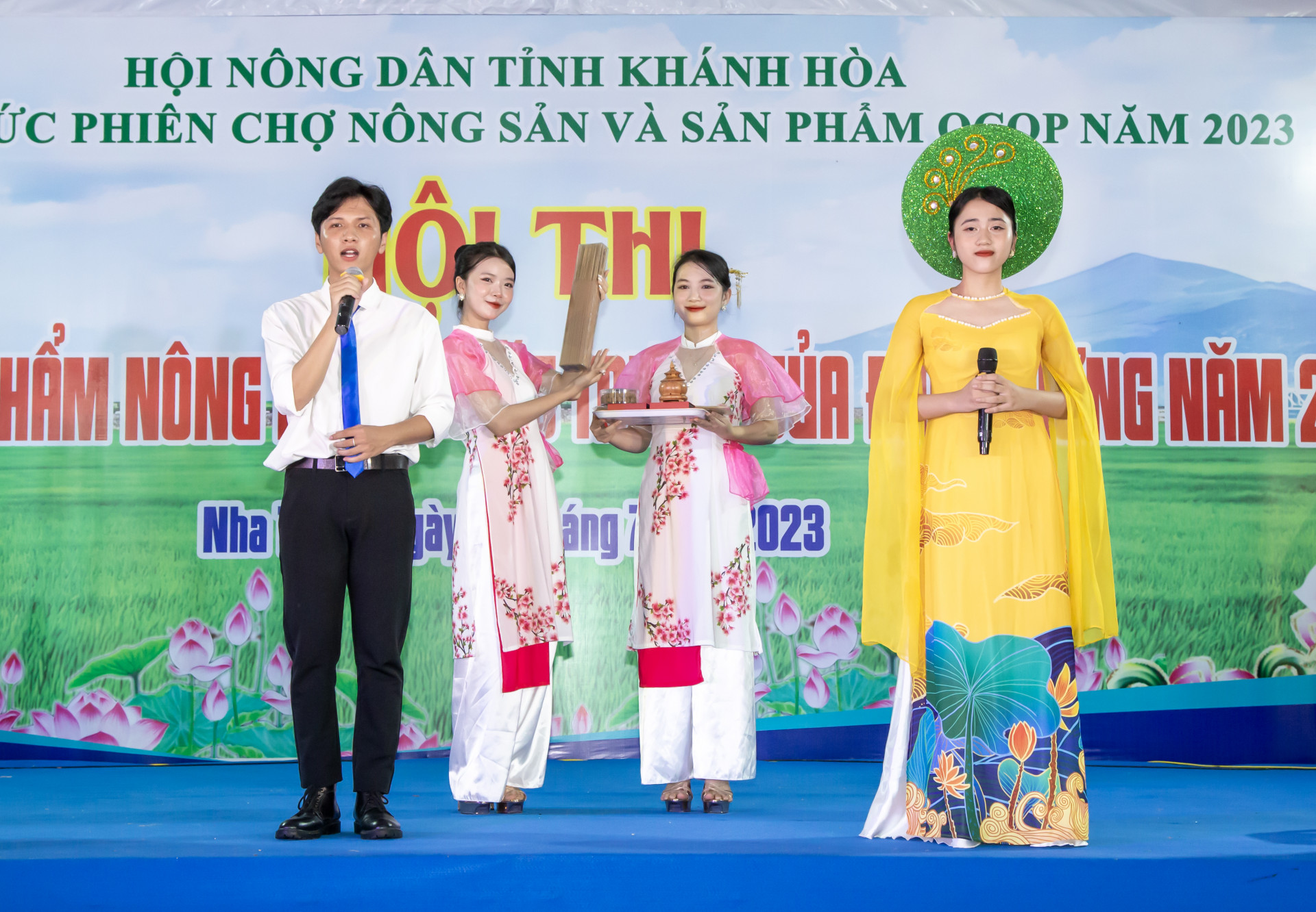 Nông dân Vạn Ninh giới thiệu sản phẩm trầm hương