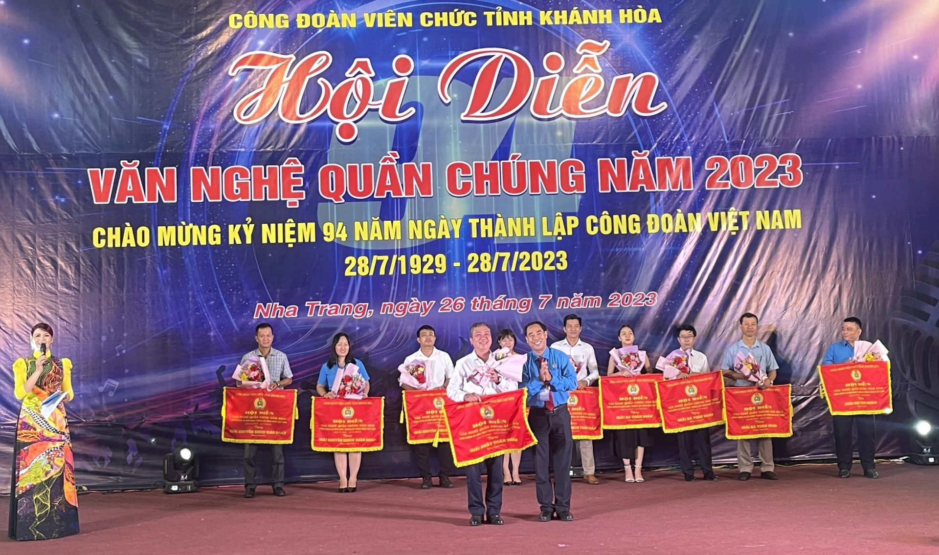 Ban tổ chức trao giải Nhất toàn đoàn cho Khối thi đua Công đoàn các cơ quan tham mưu Tỉnh ủy.