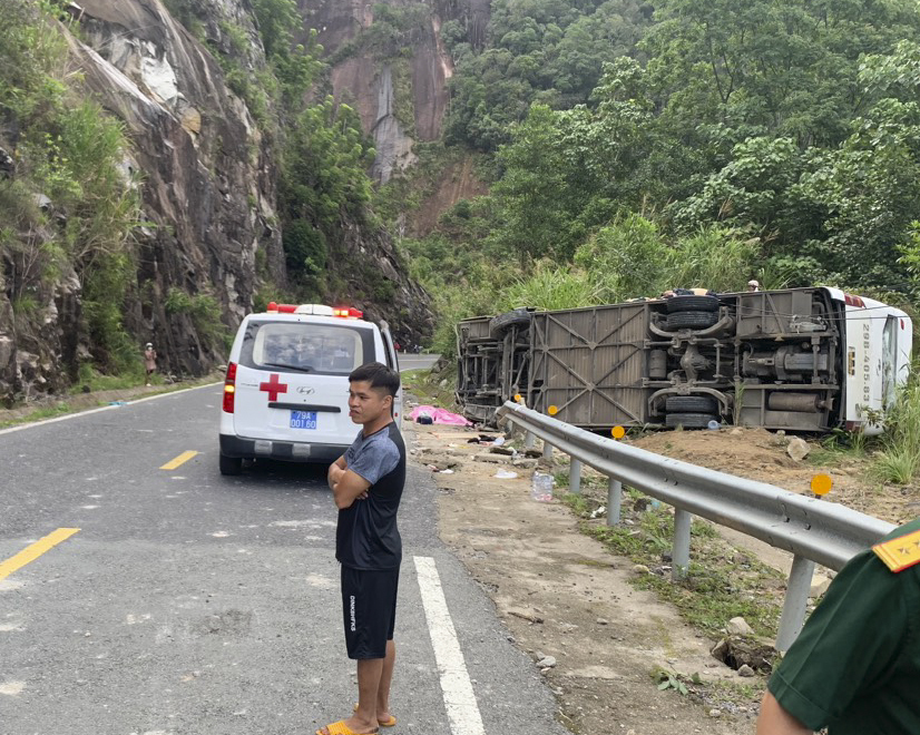 Khẩn trương khắc phục hậu quả vụ tai nạn giao thông tại đèo Khánh Lê