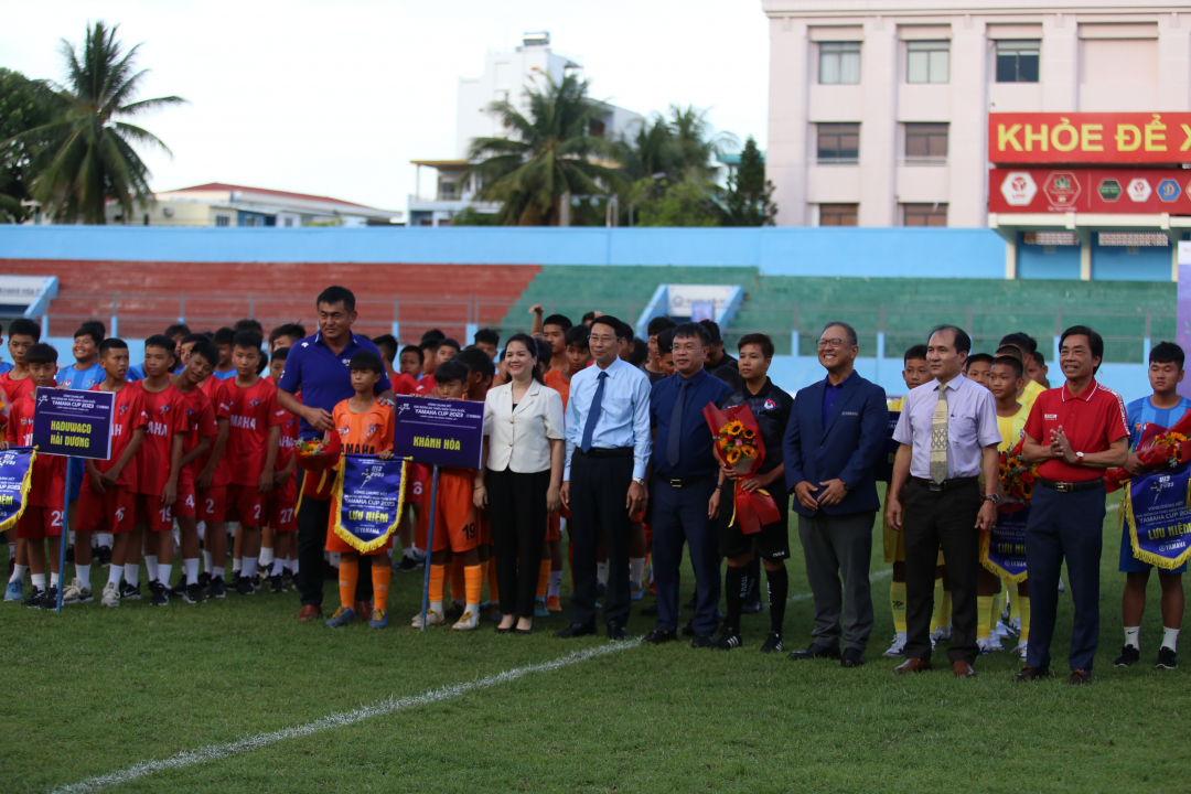 Leadership of Khanh Hoa, organization committee and sponsor offering flowers and souvenir flags to teams

