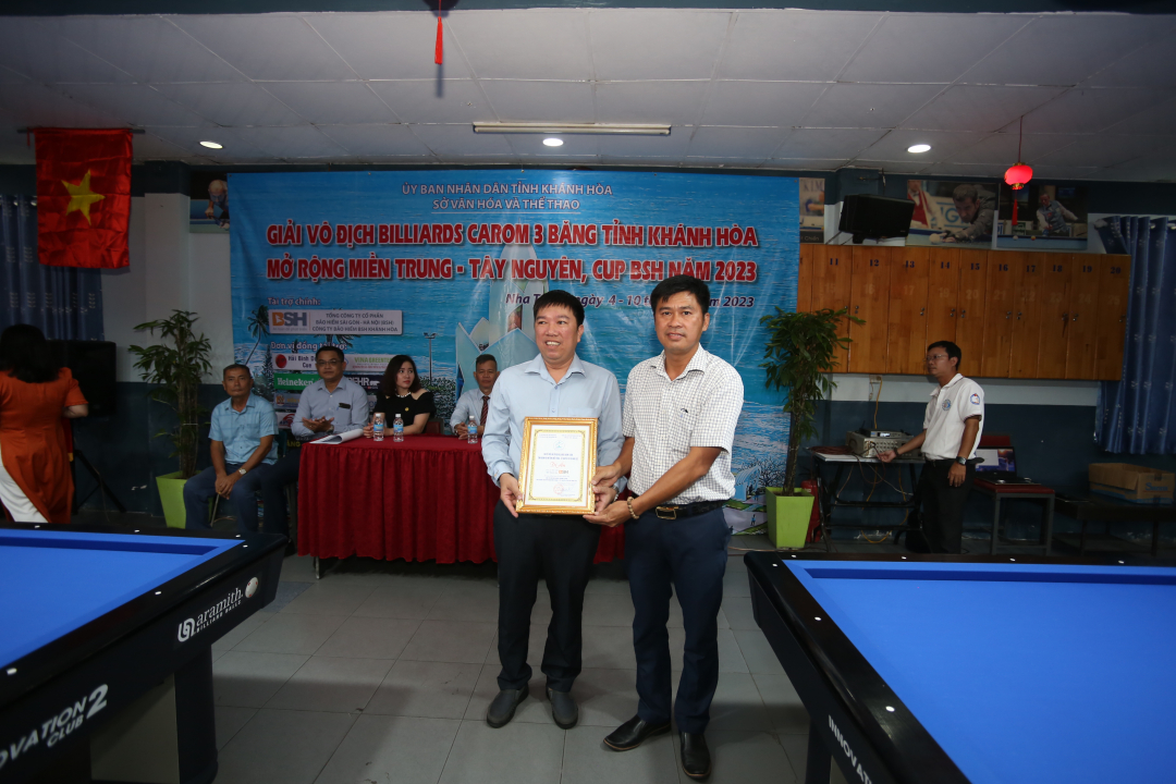 Le Hung Tam, deputy head of the organization committee presenting certificate of appreciation to the sponsor

