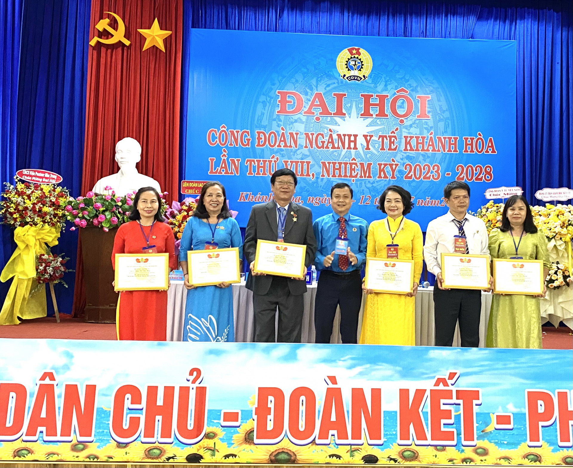 Tặng bằng khen cho các cá nhân.