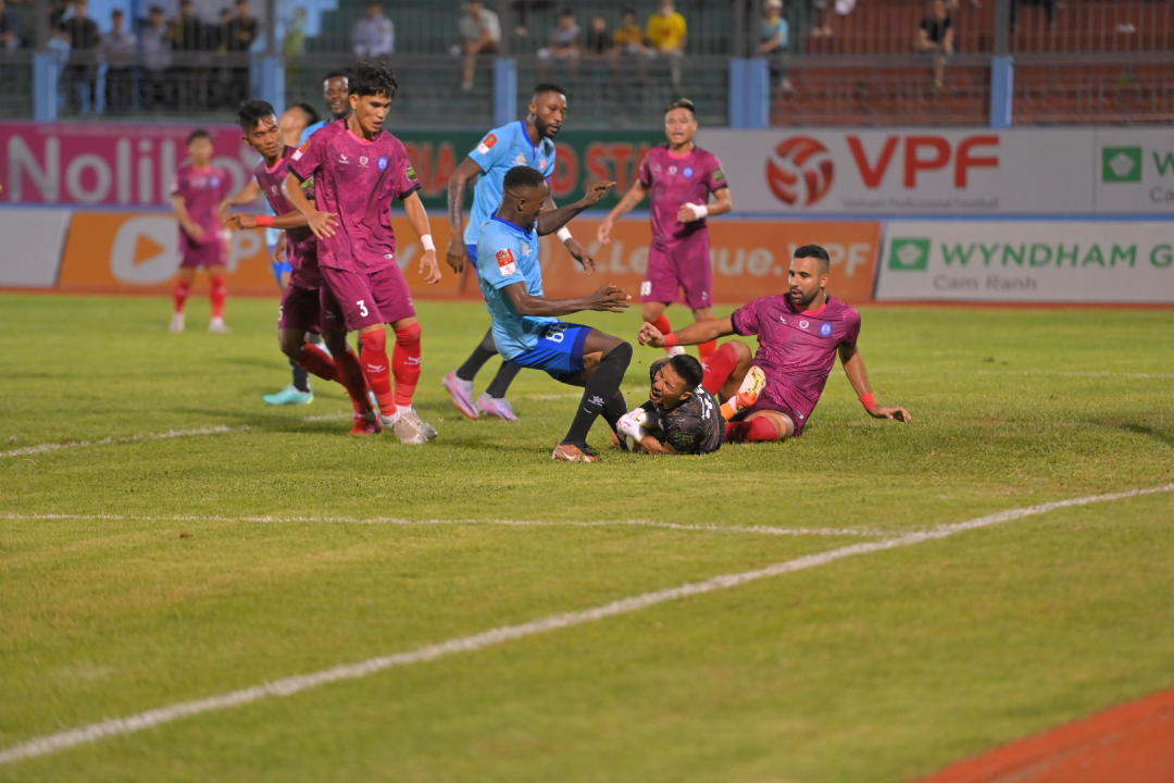 A defensive effort of goalkeeper Vo Ngoc Cuong of Khanh Hoa FC

