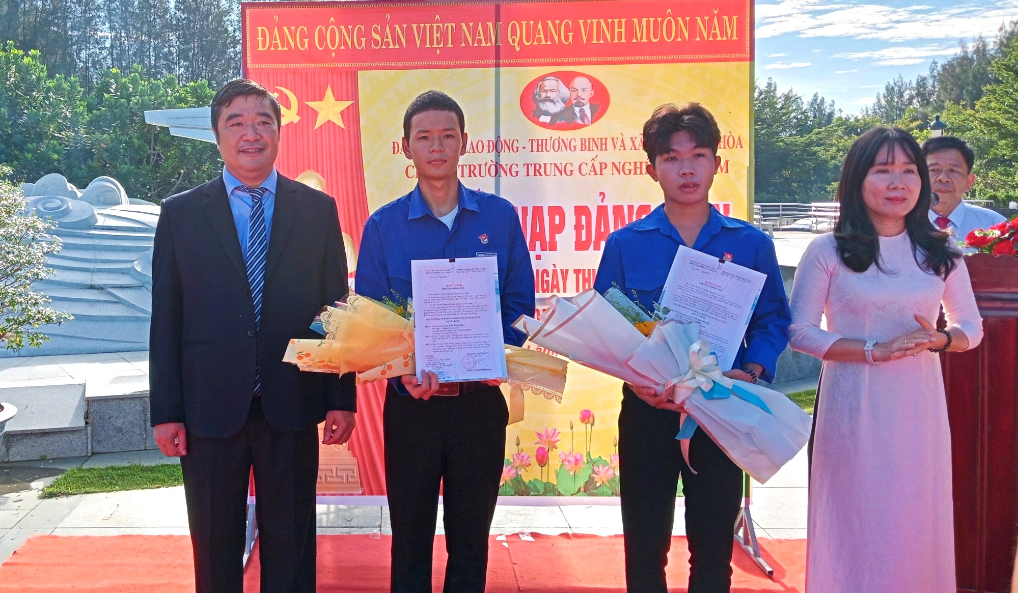 Chi bộ Trường Trung cấp nghề Cam Lâm tổ chức lễ kết nạp đảng viên mới tại “địa chỉ đỏ”