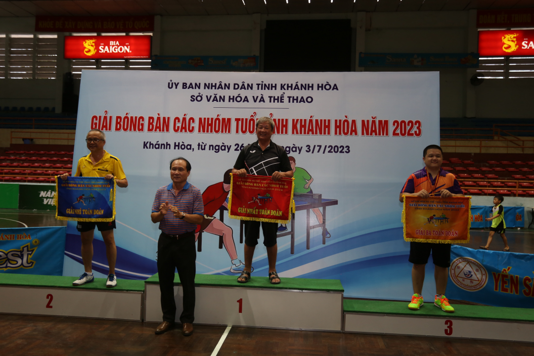 Leader of Khanh Hoa Provincial Department of Culture and Sports giving prizes to participating clubs and localities

