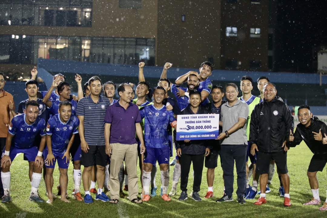 Nguyen Hai Ninh presenting cash award to Khanh Hoa FC

