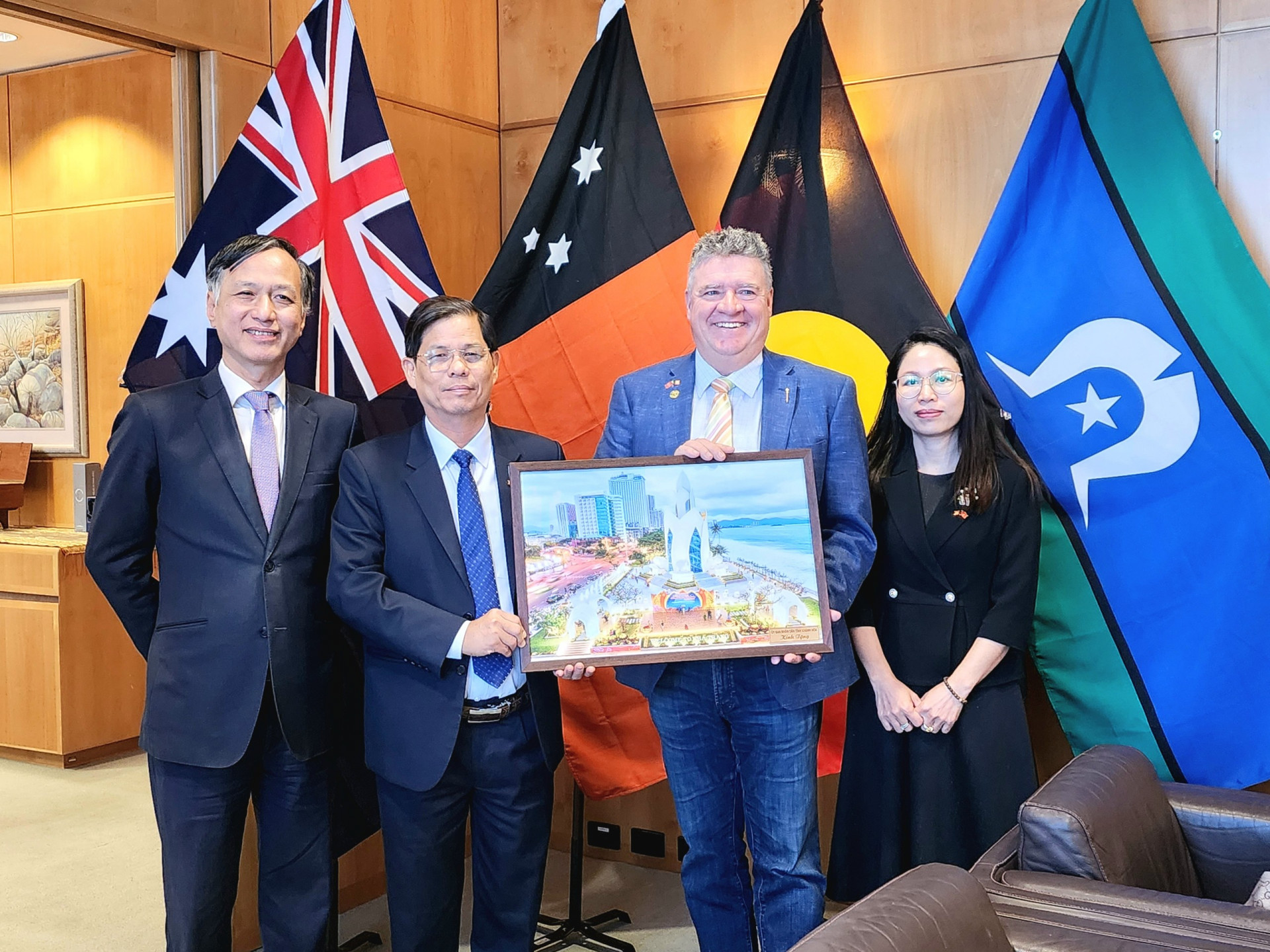 Chủ tịch UBND tỉnh Nguyễn Tấn Tuân tặng quà lưu niệm cho Chủ tịch Hội đồng Lập pháp Vùng lãnh thổ  Bắc Australia.
