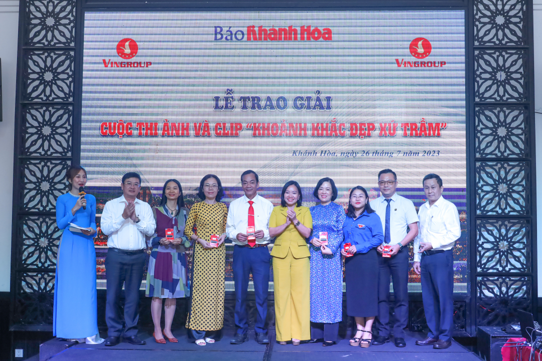 Leaders of Khanh Hoa Newspaper presenting prize-winning videos to agencies, units and localities

