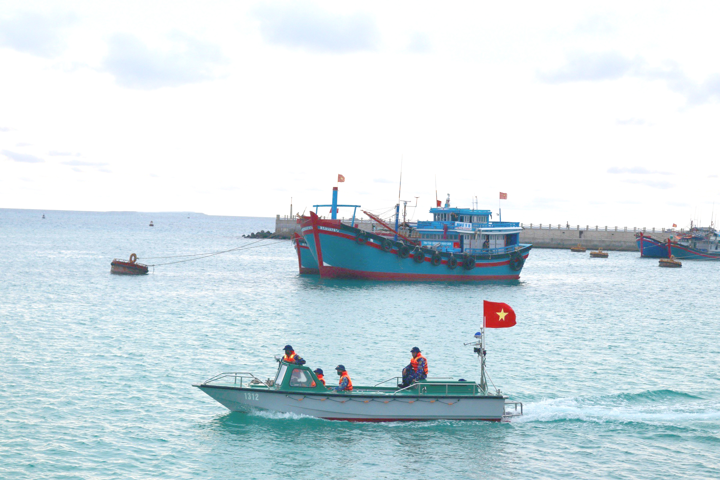 Tàu cá của ngư dân các tỉnh Nam Trung Bộ vào tránh trú bão tại âu tàu đảo Đá Tây A.