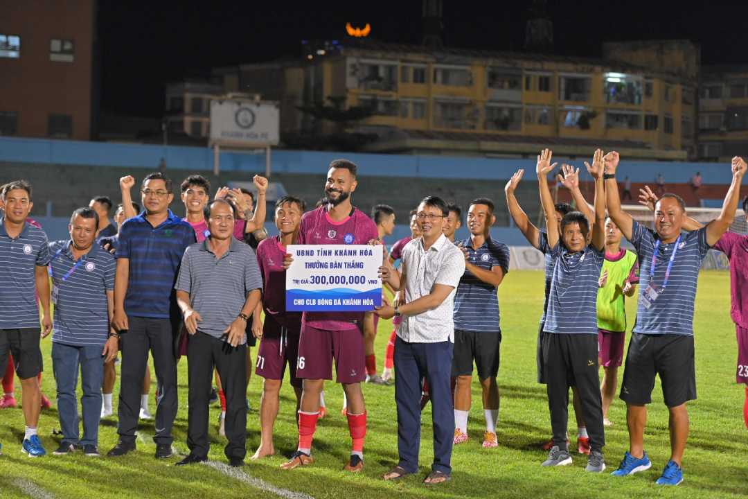 Nguyen Thanh Ha, office chief of Khanh Hoa Provincial Peoples Committee, congratulating Khanh Hoa FC on their victory

