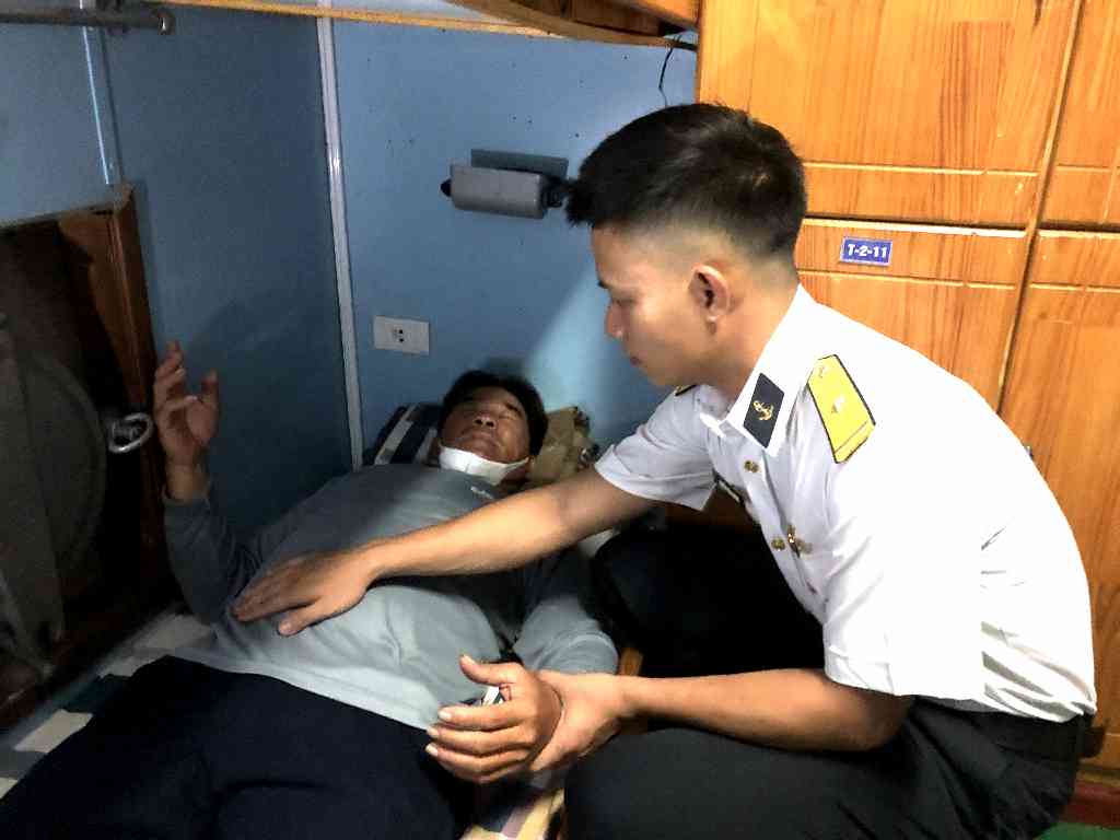 Quân y trên tàu Hải quân của Vùng 4 Hải quân chăm sóc cho ngư dân bị bệnh khi khai thác trên biển.