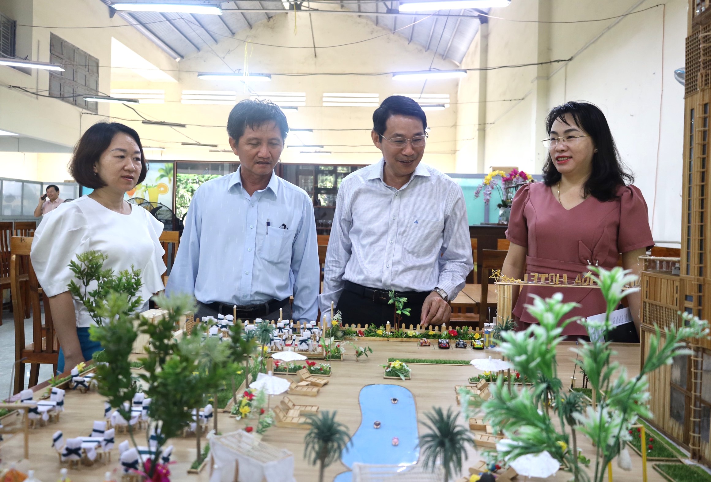 Lãnh đạo tỉnh làm việc với 2 trường trung cấp nghề Vạn Ninh và Ninh Hòa