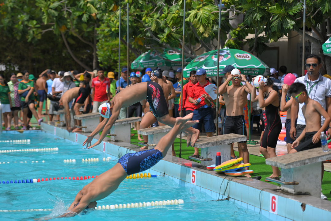 Contestants in swimming event

