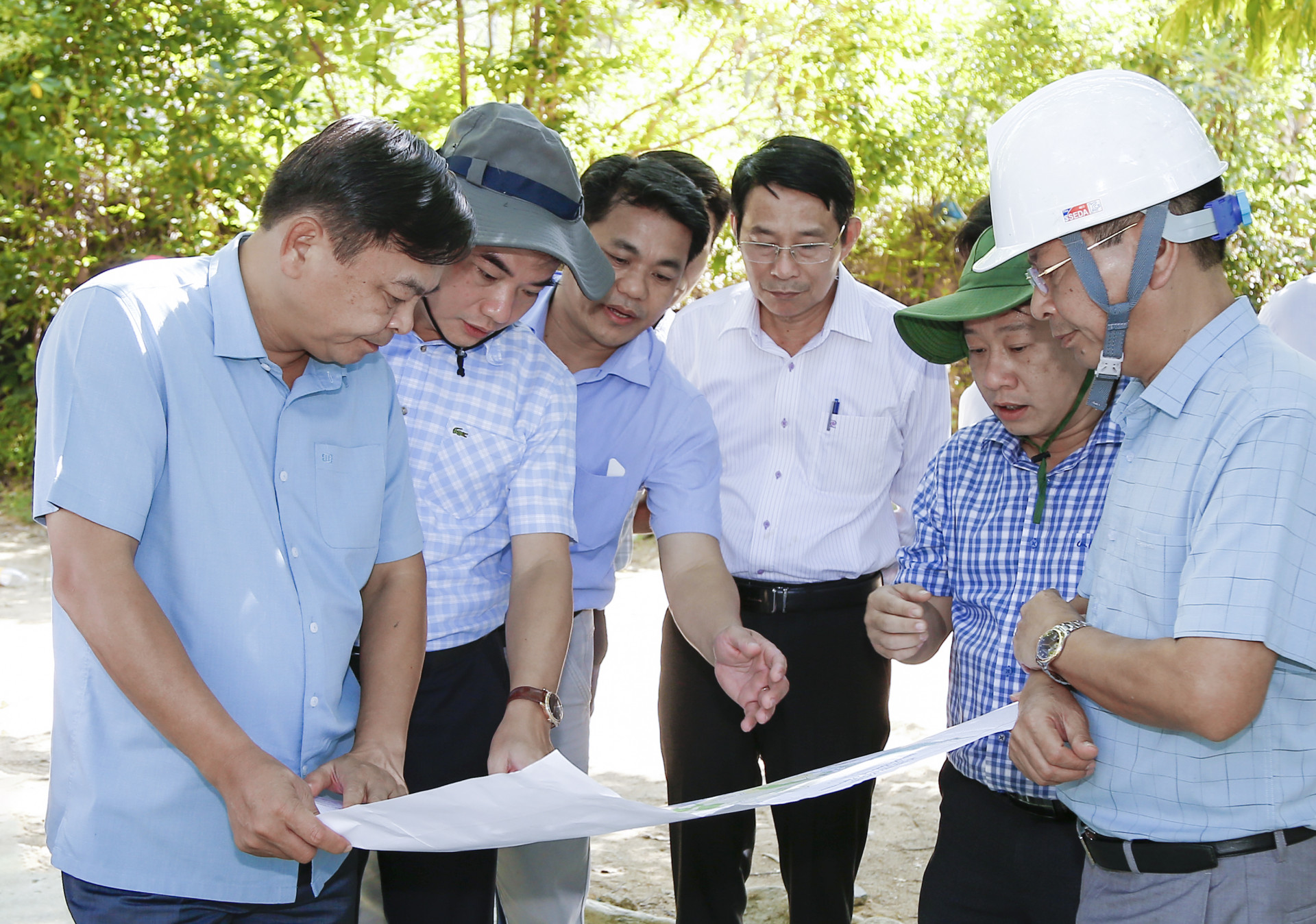 Thứ trưởng Nguyễn Hoàng Hiệp (ngoài cùng bên trái) khảo sát thực địa khu vực dự kiến xây dựng hồ chứa nước Đồng Điền