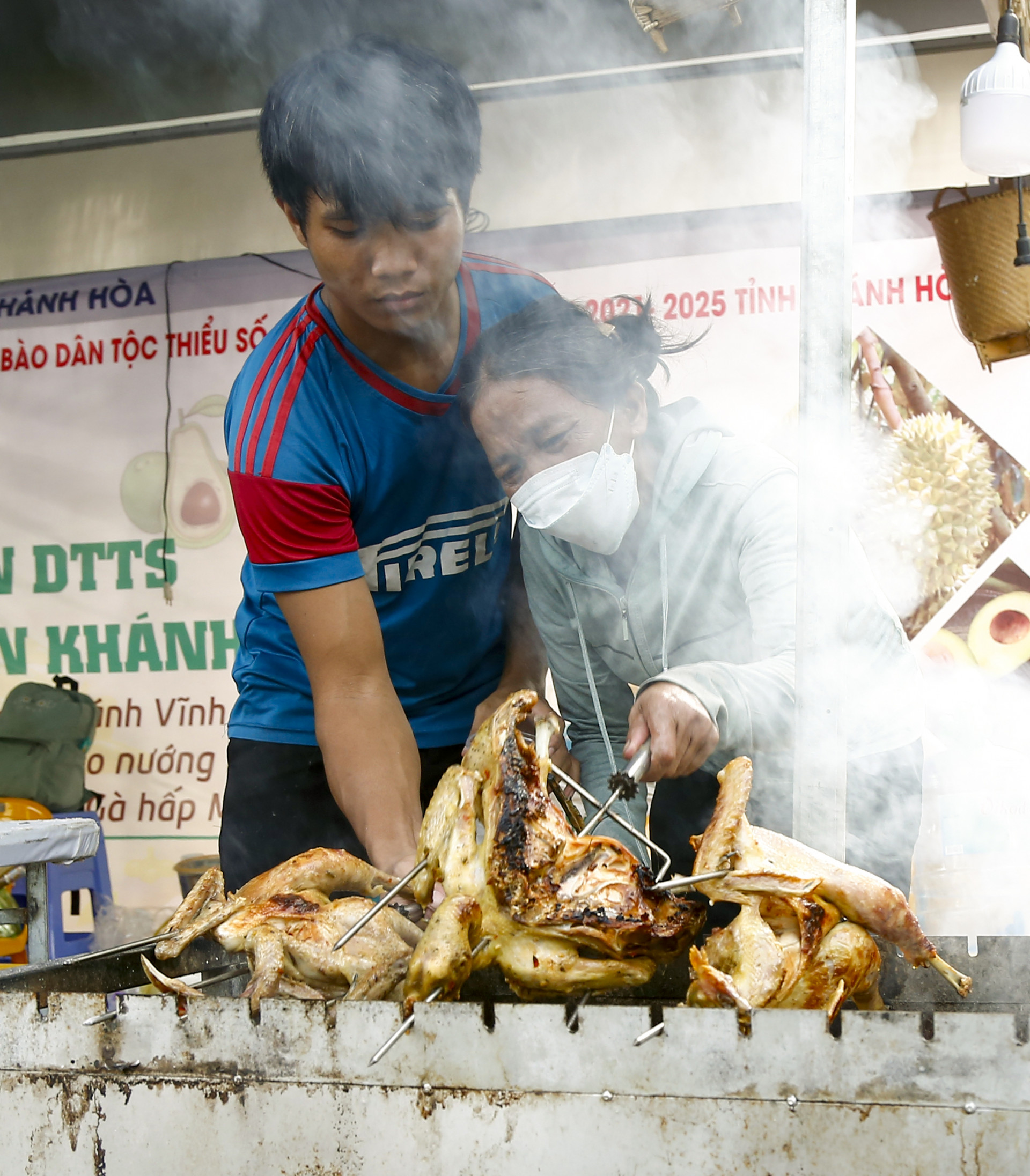 Món gà nướng, cơm lam, xôi nướng, thịt heo nướng do chính những đồng bào dân tộc thiểu số mang đến từ miền núi và chế biến theo kiểu dân dã