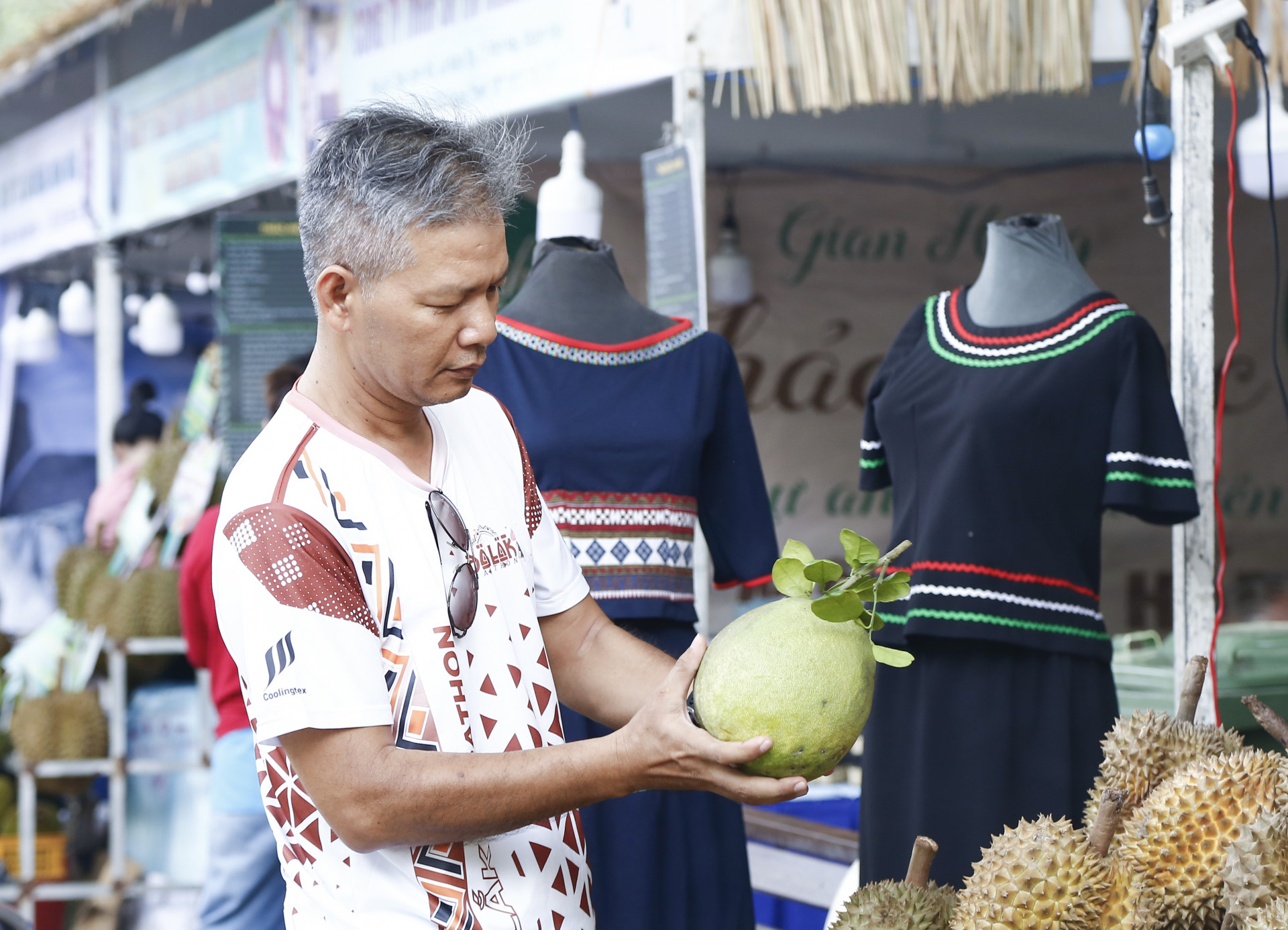 Ông Võ Sỹ Lan chọn mua nông sản