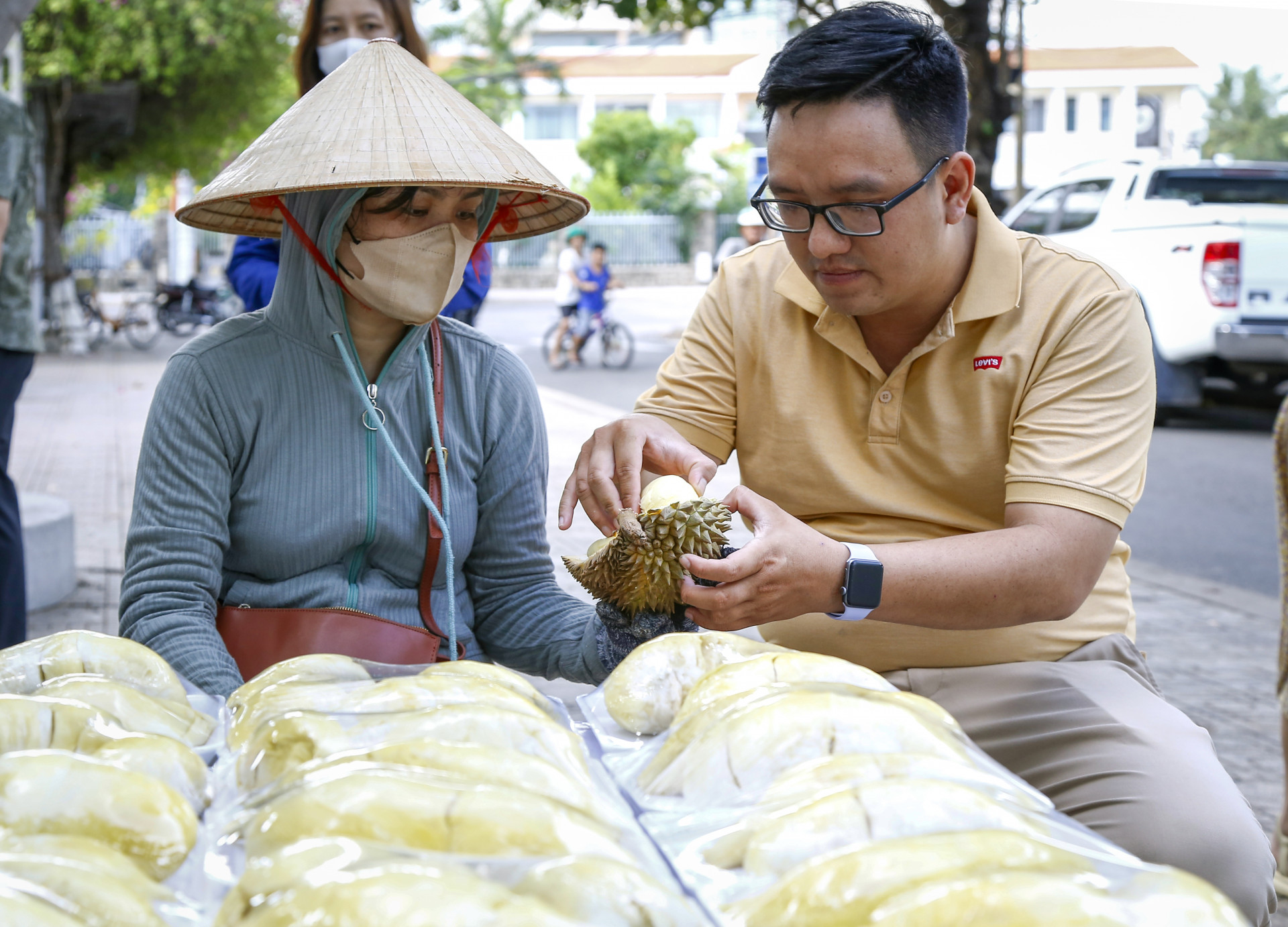 Người dân mua sầu riêng tại Phiên chợ