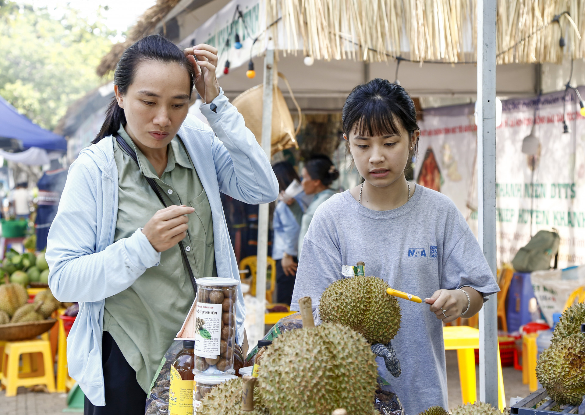 Sầu riêng đang vào vụ nên được trưng bày, giới thiệu nhiều nhất