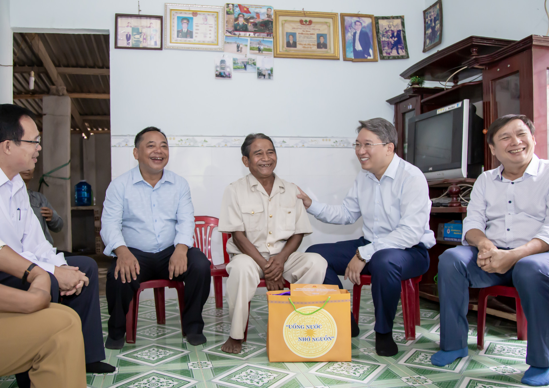 Đoàn công tác tặng quà cho gia đình ông Cao Là Tân