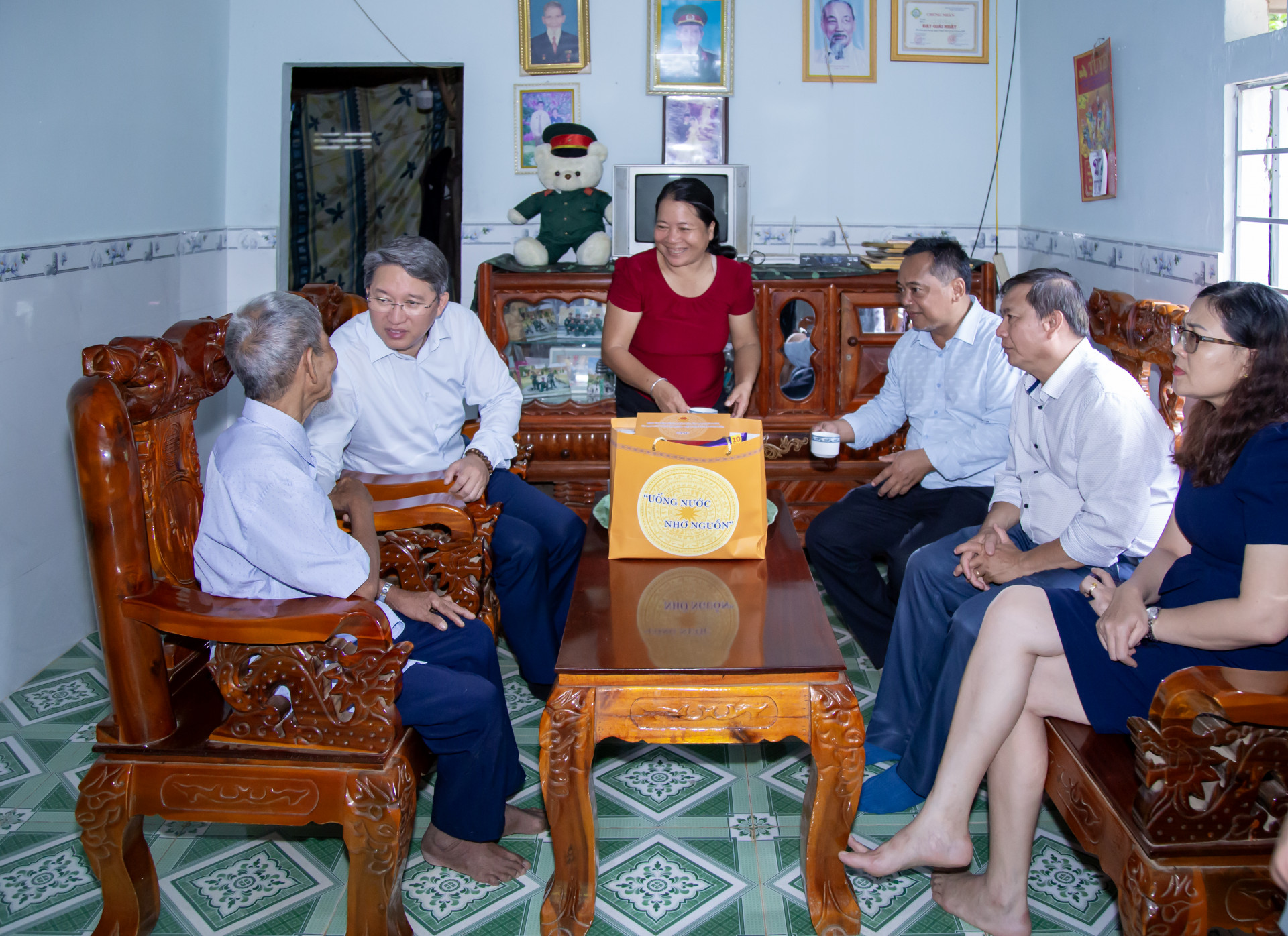 Ông Cao Hòa (ngoài cùng bên trái) trao đổi với lãnh đạo tỉnh về đời sống, sinh hoạt thường ngày của gia đình.