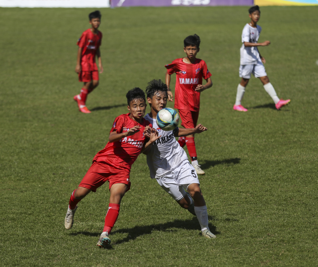 Trận đấu giữa U13 Viettel (bên trái) và U13 Hoàng Anh Gia Lai.