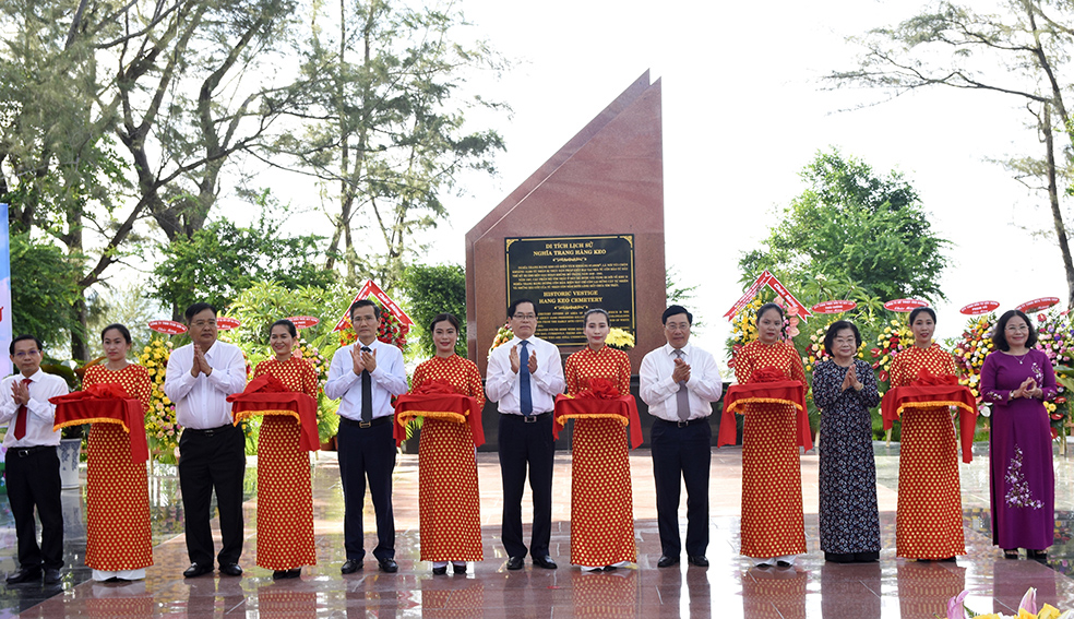 Lãnh đạo Trung ương, lãnh đạo tỉnh Bà Rịa - Vũng Tàu cắt băng khánh thành công trình chỉnh trang Nghĩa trang Hàng Keo (Côn Đảo) ngày 13/5/2022.

