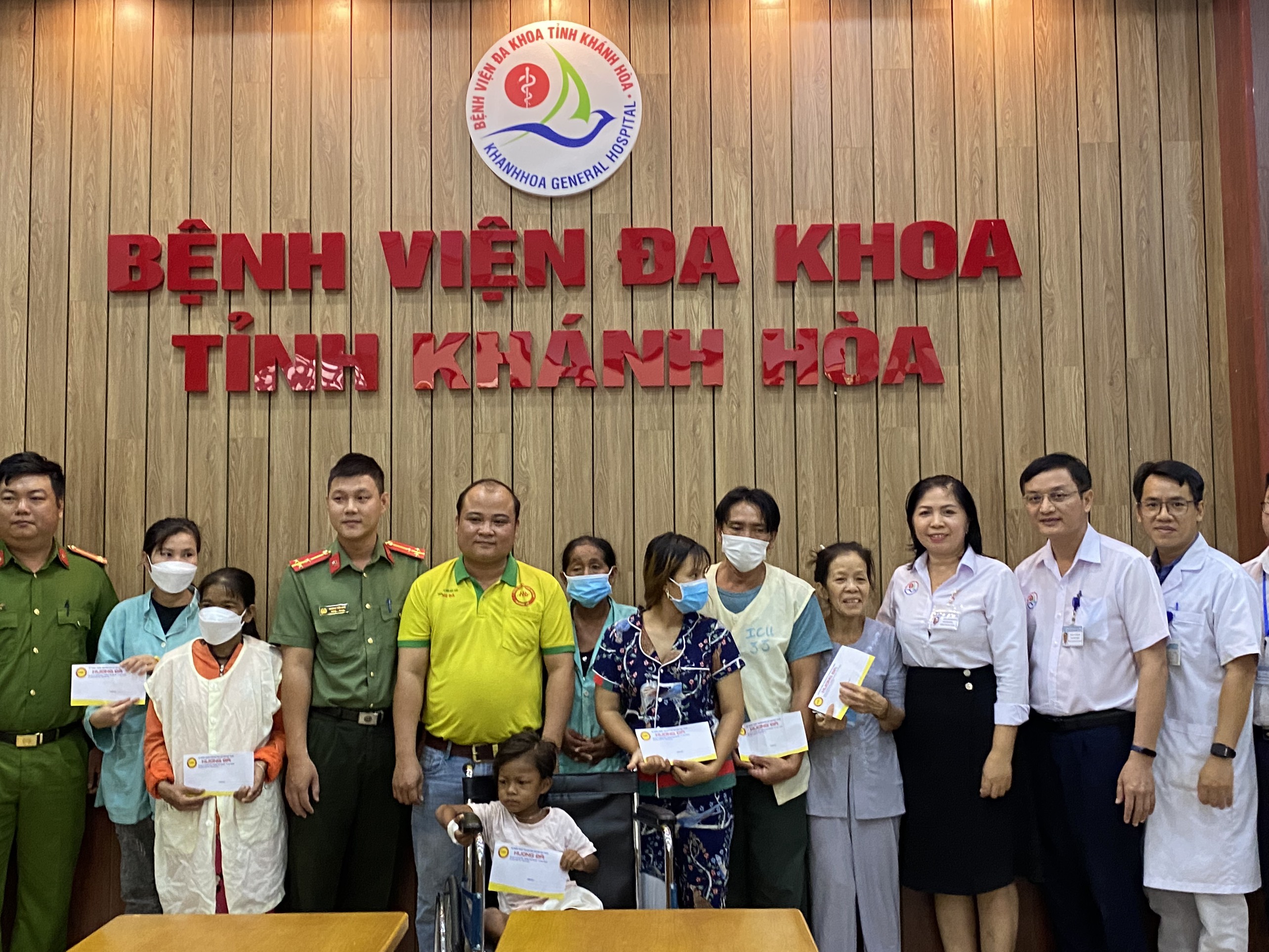 Trao quà cho bệnh nhân nặng có hoàn cảnh khó khăn