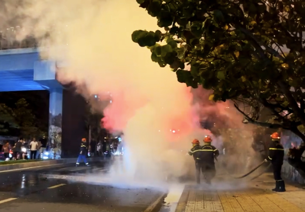 Ô tô 4 chỗ cháy rụi trên đường Phạm Văn Đồng