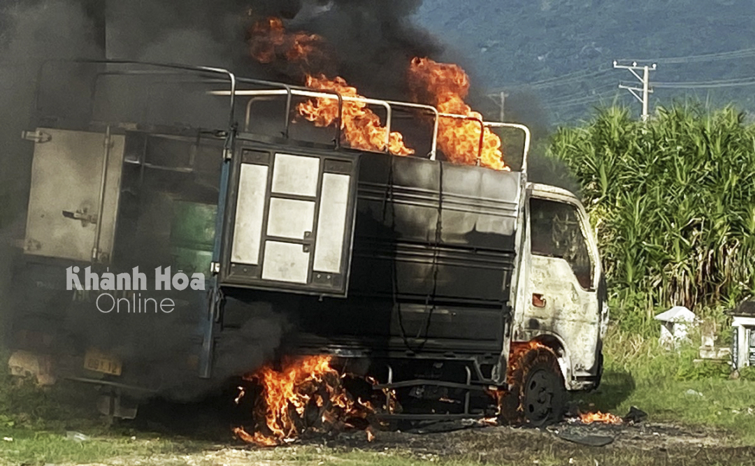 Xe tải bốc cháy làm đứt dây điện trung thế, một người tử vong