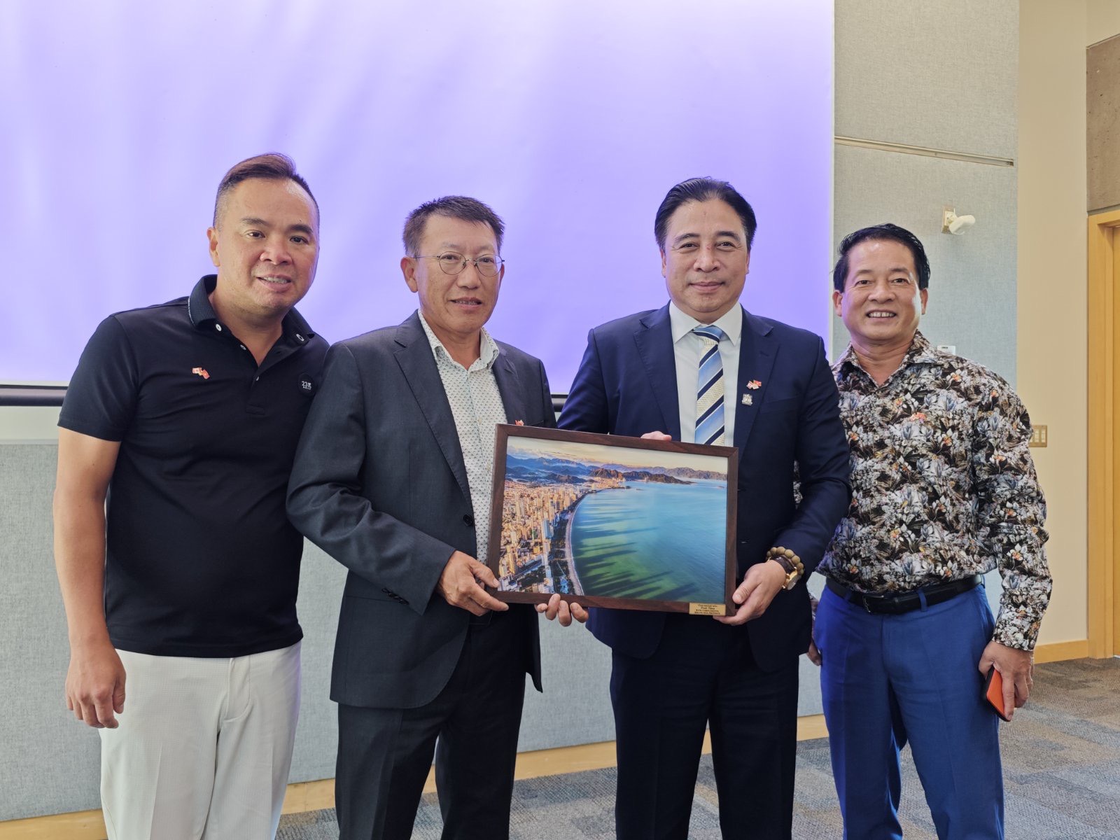 Ông Nguyễn Khắc Toàn tặng quà lưu niệm cho Hội Doanh nhân Việt Nam Canada.
