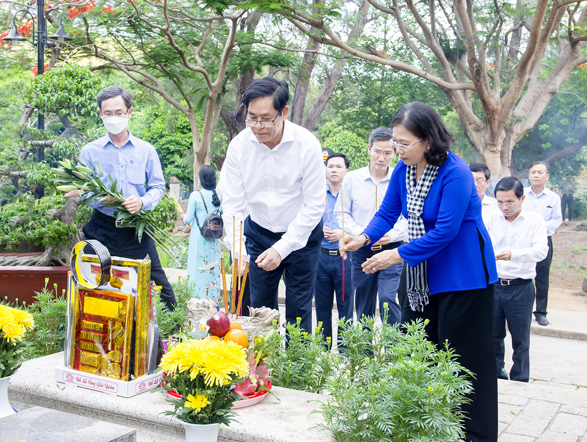 Ông Phạm Viết Thanh, Ủy viên Trung ương Đảng, Bí thư Tỉnh ủy, Chủ tịch HĐND tỉnh; bà Nguyễn Thị Yến, Phó Bí thư Thường trực Tỉnh ủy, Trưởng Đoàn ĐBQH tỉnh dâng hương tại phần mộ Nhà yêu nước Nguyễn An Ninh.

