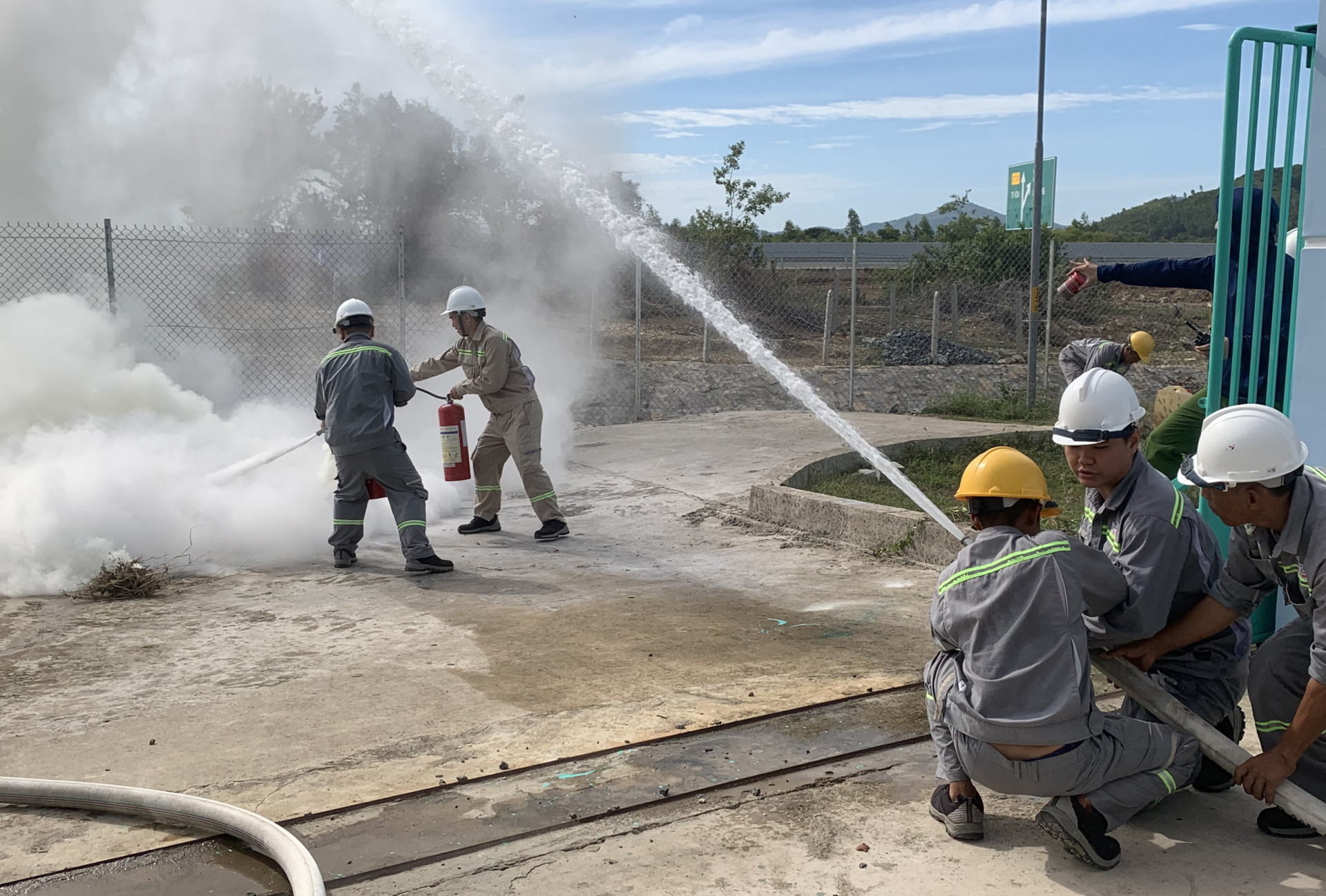 Lực lượng chữa cháy tại chỗ diễn tập chữa cháy trong tình huống giả định