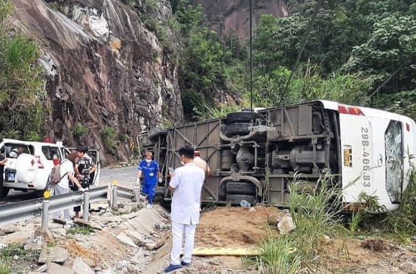 Thêm 1 nạn nhân tử vong trong vụ lật xe khách trên đèo Khánh Lê
