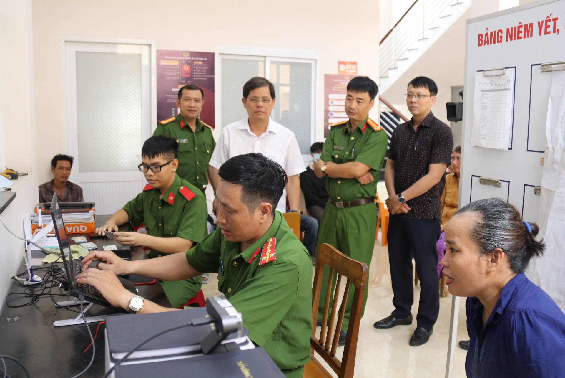 Ông Nguyễn Tấn Tuân tới kiểm tra công tác thu nhận, kích hoạt VNeID tại phường Ninh Hiệp