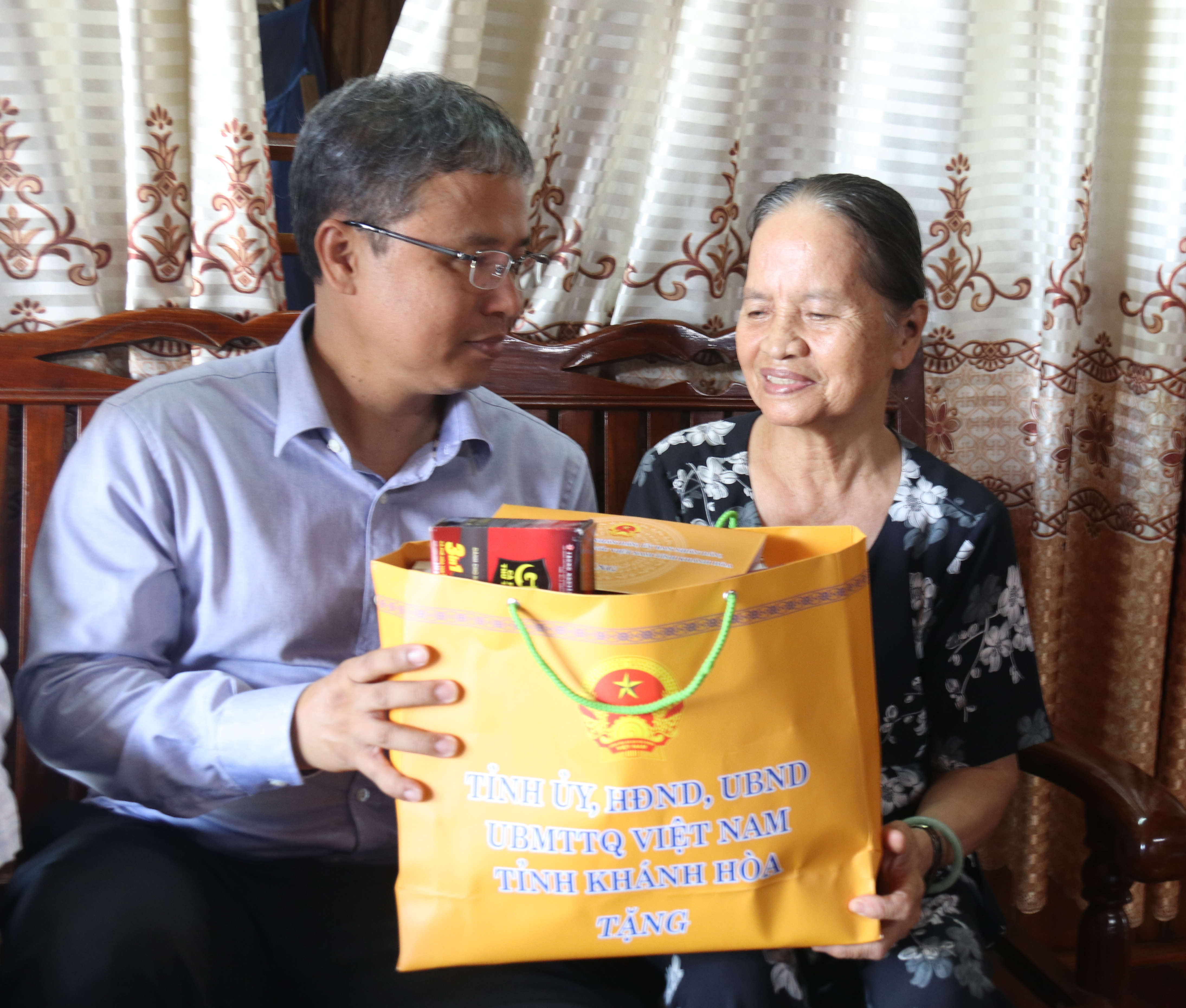 Ông Trần Hòa Nam thăm, tặng quà gia đình người có công ở TP. Cam Ranh