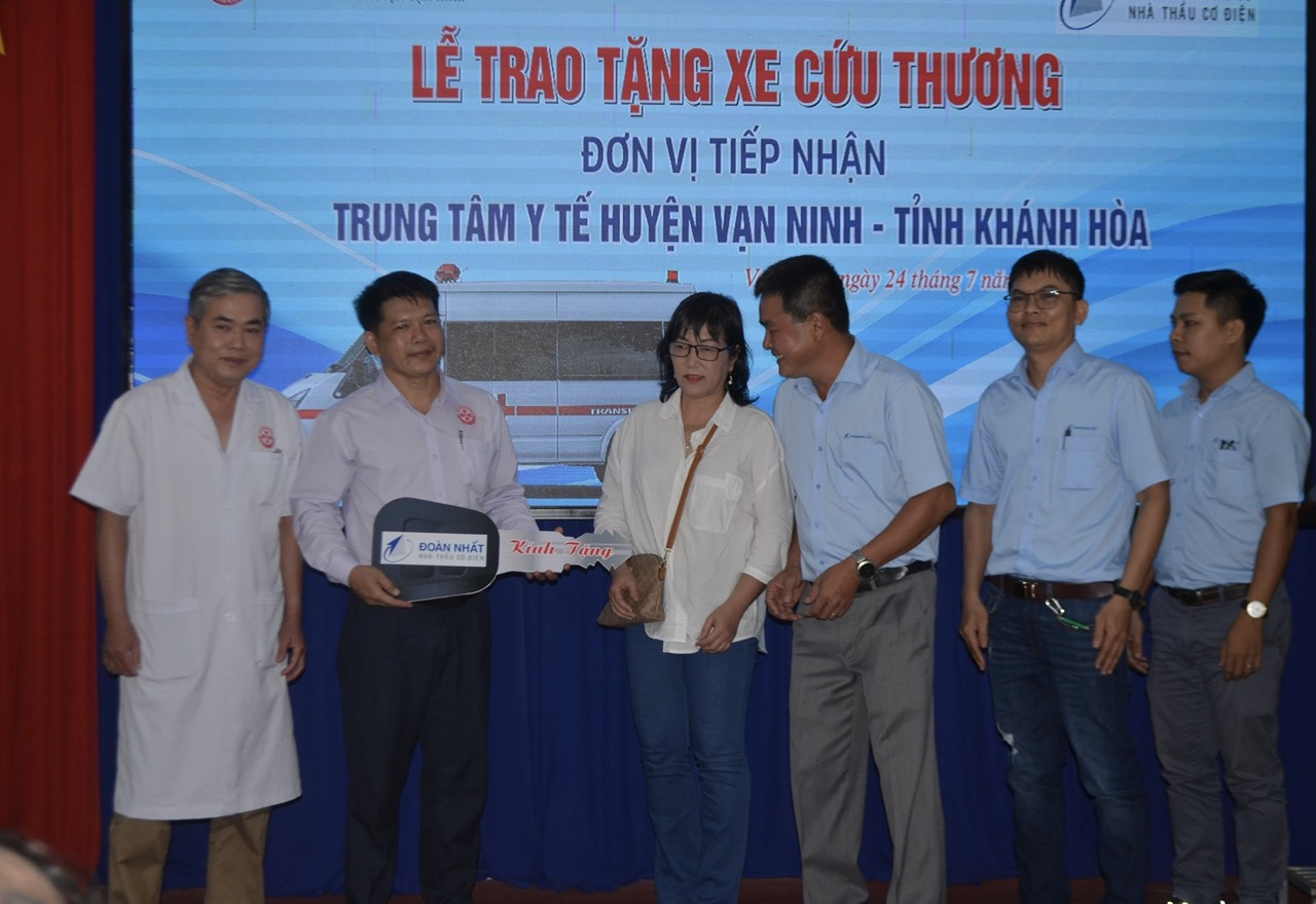 Trao chìa khóa biểu trưng cho  Trung tâm y tế huyện Vạn Ninh.