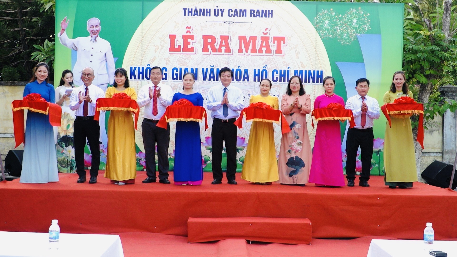 Các đại biểu cắt băng ra mắt “Không gian văn hóa Hồ Chí Minh” tại Thư viện TP. Cam Ranh.