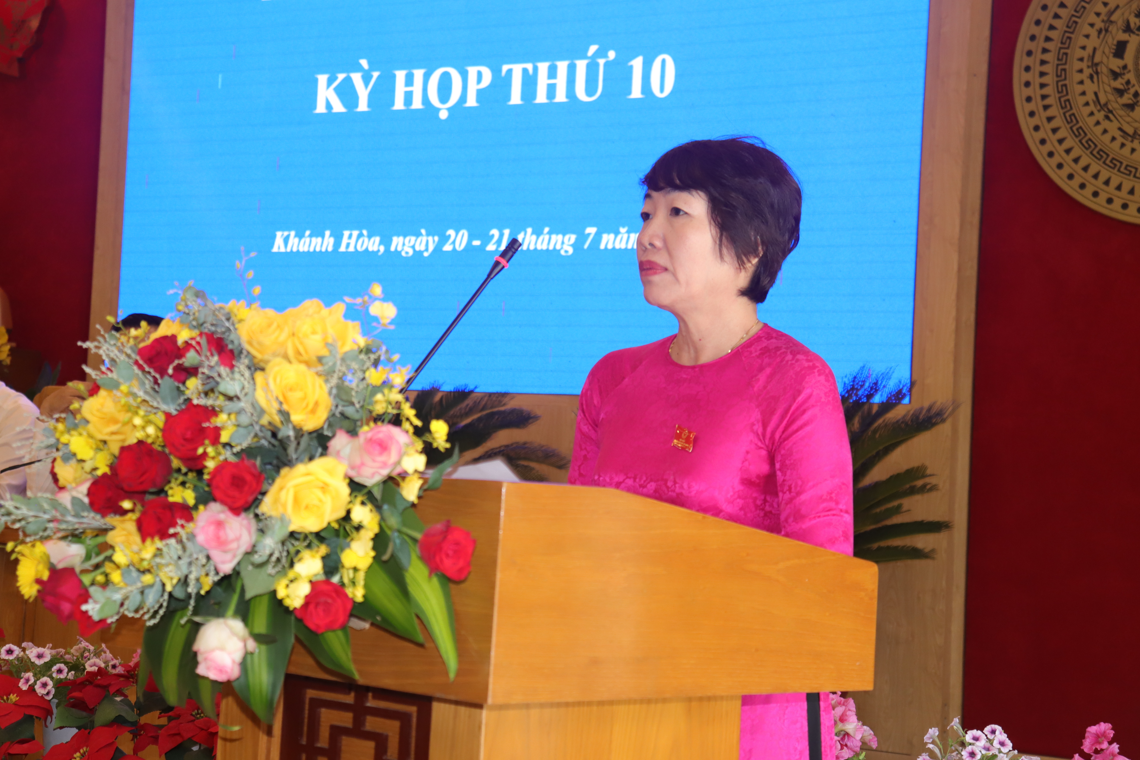 Bà Lê Thị Mai Liên - Trưởng ban Dân tộc HĐND tỉnh trình bày dự thảo Nghị quyết thành lập Đoàn Giám sát của HĐND tỉnh về triển khai thực hiệ các chương trình mục tiêu quốc gia ở vùng đồng bào dân tộc thiểu số và miền núi